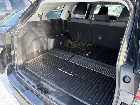 Certified 2023 Toyota Highlander L image 8