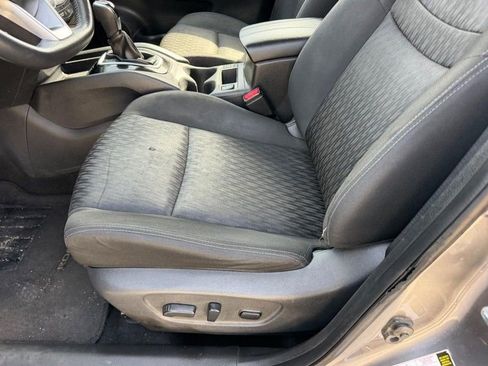 Used 2019 Nissan Rogue SV image 18