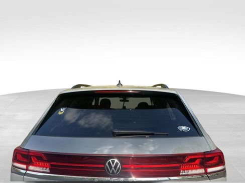 Used 2025 Volkswagen Atlas SE image 16