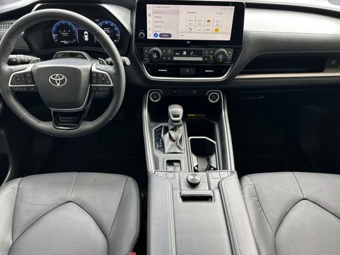 Used 2024 Toyota Grand Highlander AWD image 13