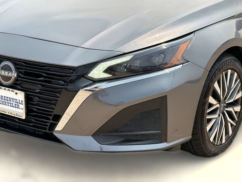 Used 2025 Nissan Altima 2.5 SV FWD image 11