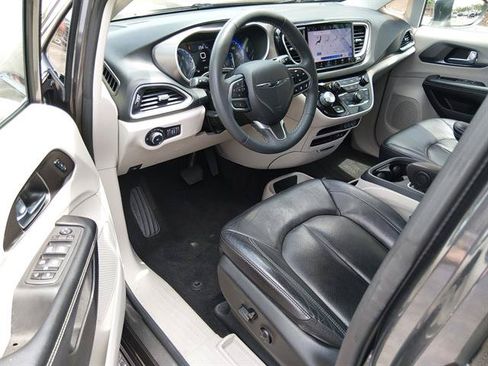 Used 2022 Chrysler Pacifica Touring-L FWD image 9