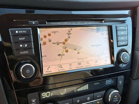 Used 2018 Nissan Rogue SV w/ Premium Package image 17