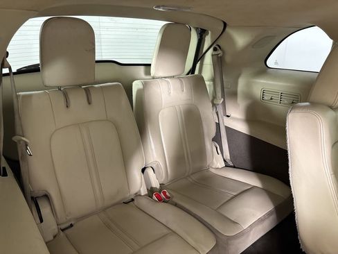 Used 2013 Lincoln MKT AWD image 19