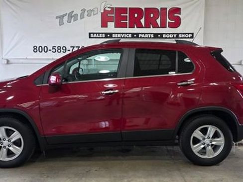 Used 2019 Chevrolet Trax LT w/ LT Convenience Package image 2