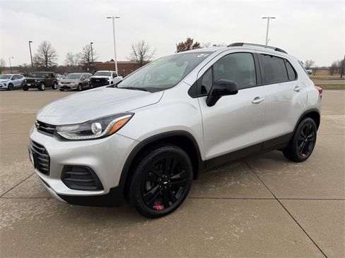 Used 2022 Chevrolet Trax LT w/ Redline Edition image 3