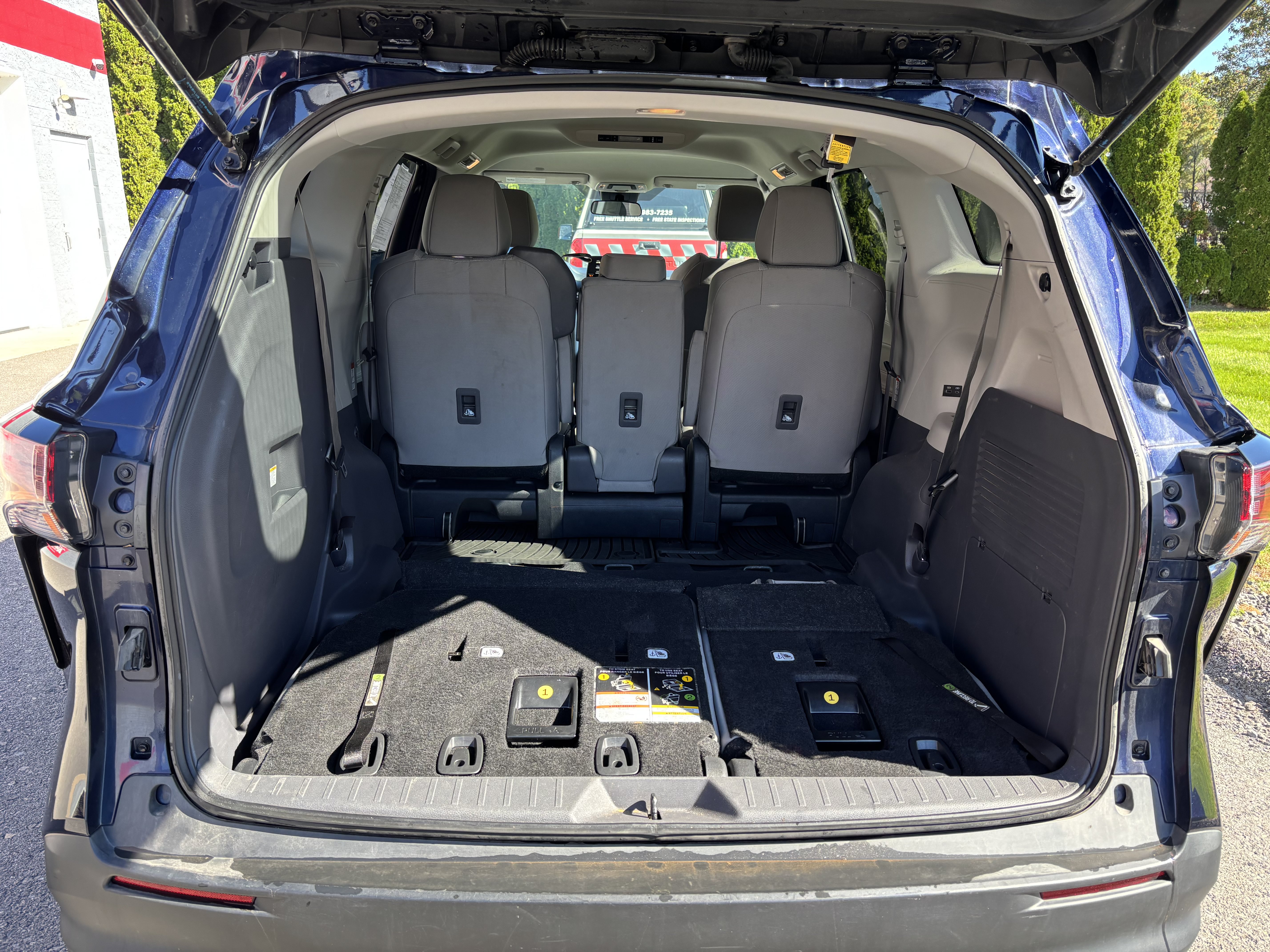 Used 2024 Toyota Sienna LE AWD/4WD image 5