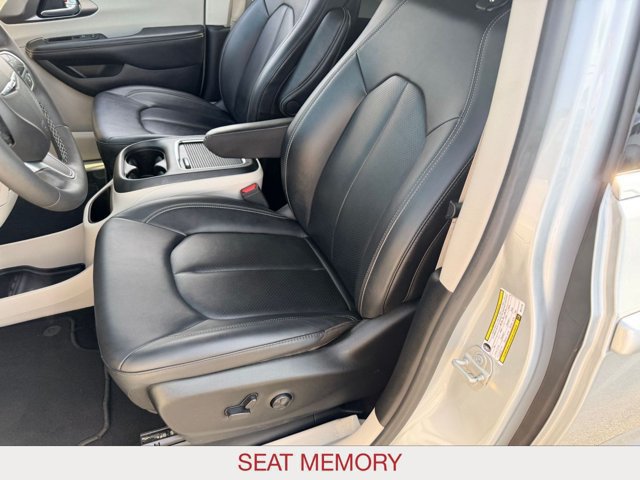 Certified 2024 Chrysler Pacifica Limited FWD image 11
