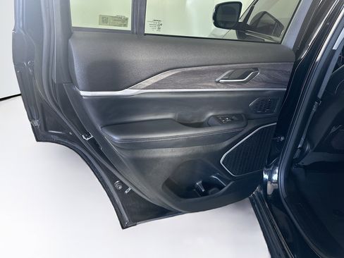 Used 2023 Jeep Grand Cherokee Limited w/ Black Appearance Package image 27