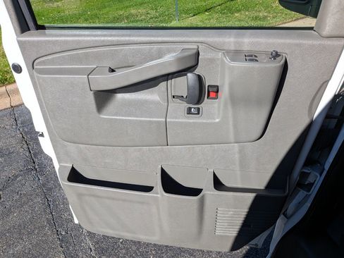 Used 2024 GMC Savana 2500 w/ Driver Convenience Package image 9