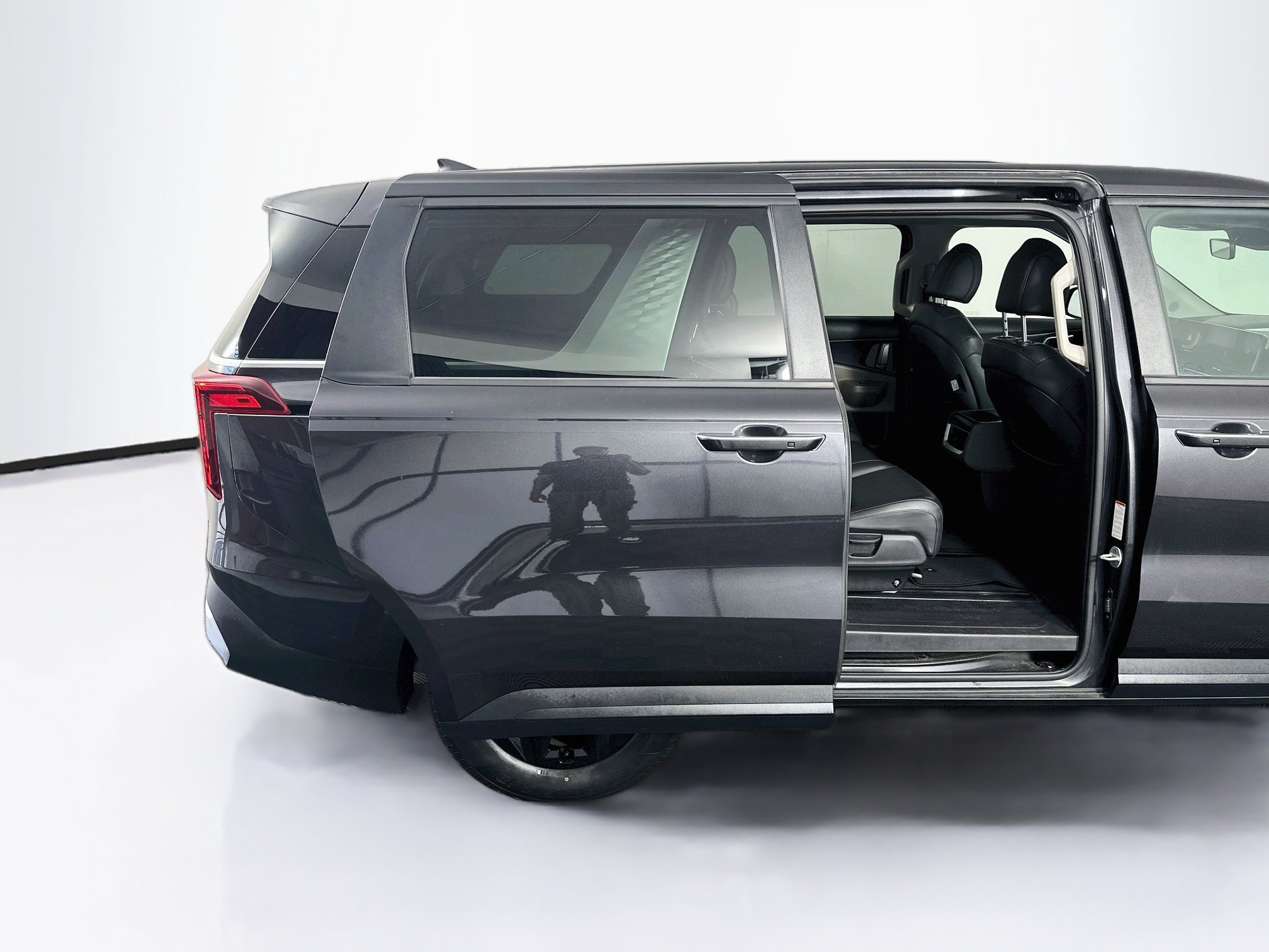 Used 2025 Kia Carnival FWD image 32