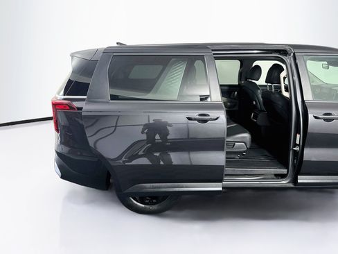 Used 2025 Kia Carnival FWD image 32
