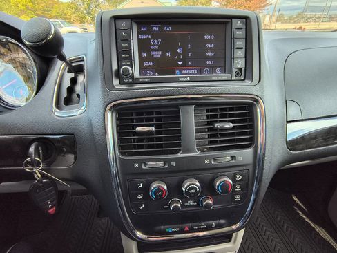 Used 2018 Dodge Grand Caravan SE w/ UConnect Hands-Free Group image 15