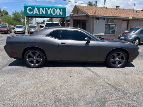 Used 2014 Dodge Challenger SXT RWD image 3