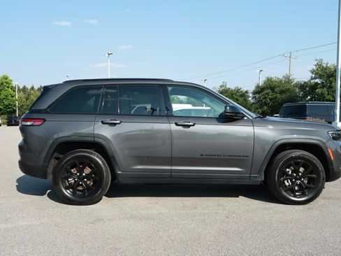Used 2024 Jeep Grand Cherokee Altitude AWD/4WD image 4