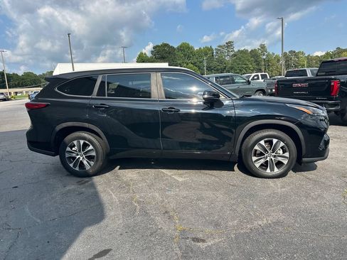 Used 2023 Toyota Highlander XLE FWD image 5
