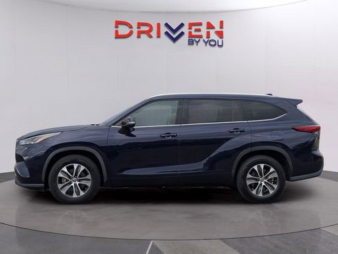 Used 2022 Toyota Highlander XLE image 2
