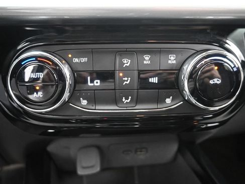 Used 2025 Chevrolet Trax LT w/ LT Convenience Package FWD image 20