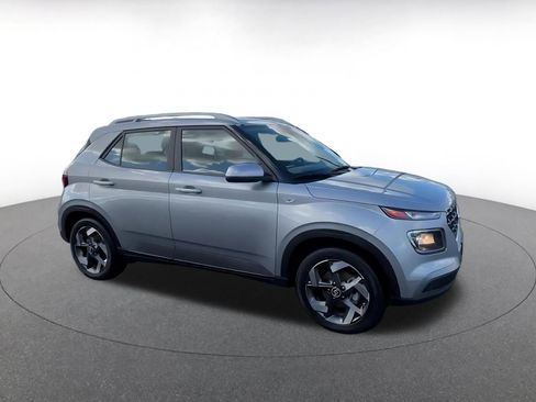 Used 2025 Hyundai Venue SEL image 2