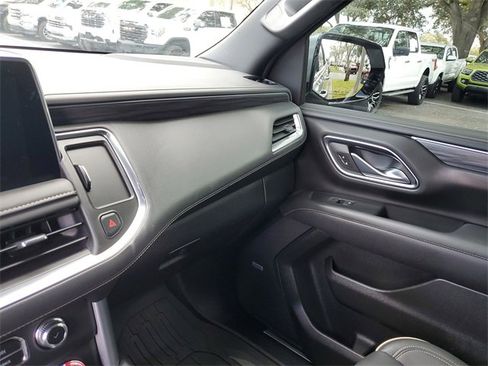 Used 2024 GMC Yukon XL SLT w/ SLT Luxury Package image 25