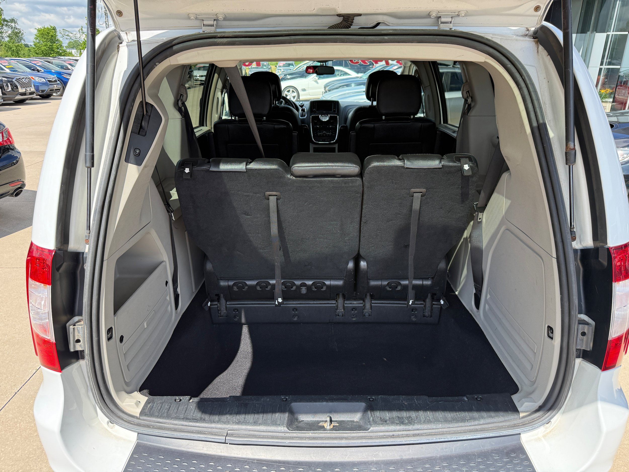 Used 2016 Chrysler Town & Country Touring w/ Driver Convenience Group FWD image 7