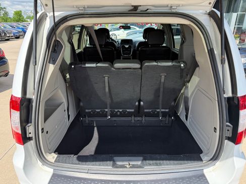 Used 2016 Chrysler Town & Country Touring w/ Driver Convenience Group FWD image 7