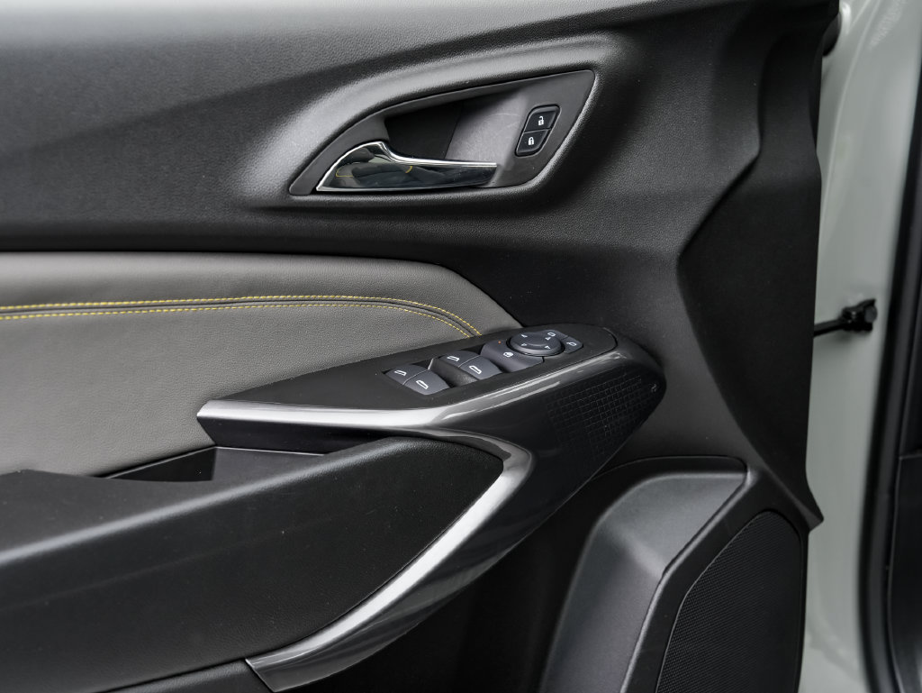 Used 2025 Chevrolet Trax ACTIV w/ Sunroof Package FWD image 8