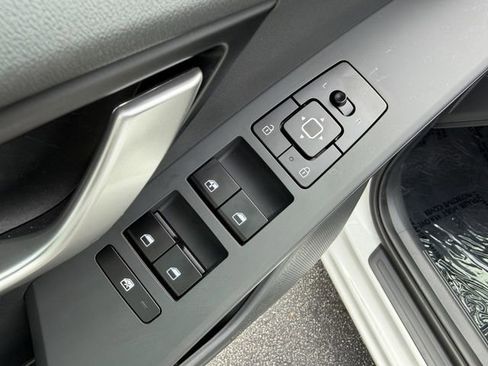 Certified 2025 Kia Niro LX FWD image 10