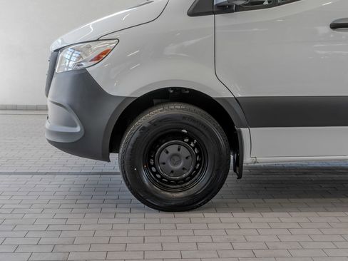 Used 2025 Mercedes-Benz Sprinter 2500 image 4