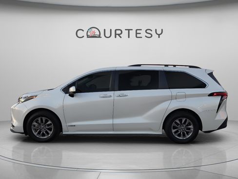 Used 2021 Toyota Sienna XLE image 2