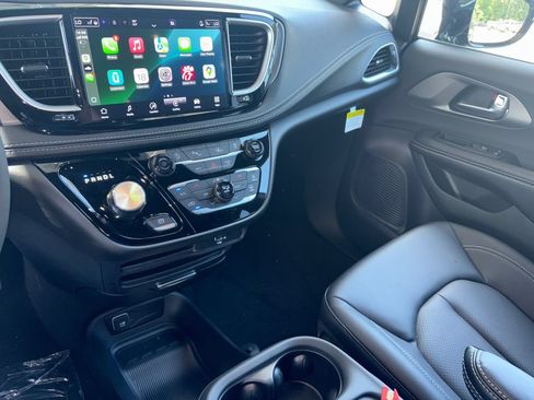 New 2027 Chrysler Pacifica Select FWD image 15