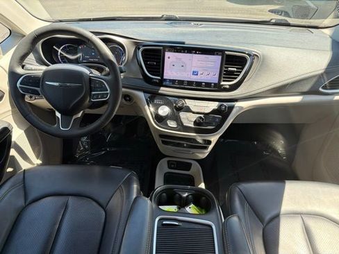 Used 2023 Chrysler Pacifica Touring-L FWD image 11