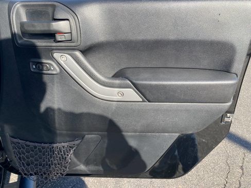 Used 2016 Jeep Wrangler Unlimited Sahara w/ Connectivity Group image 27