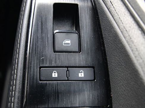 Used 2022 Nissan Rogue S image 21