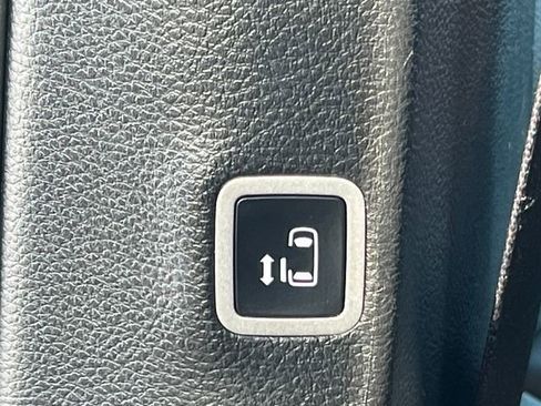 Used 2025 Chrysler Pacifica Select image 36