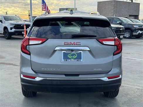 Used 2024 GMC Terrain SLT image 3
