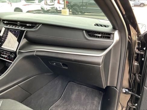 Used 2025 Jeep Grand Cherokee L Altitude image 17