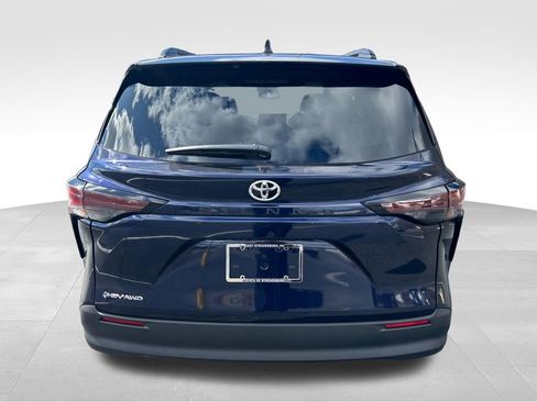 New 2026 Toyota Sienna LE image 4