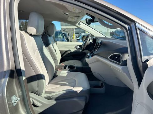 Used 2018 Chrysler Pacifica Touring-L image 27
