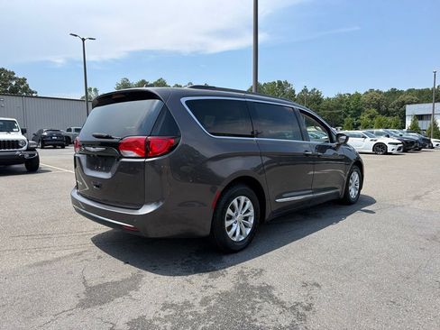 Used 2017 Chrysler Pacifica Touring-L FWD image 5