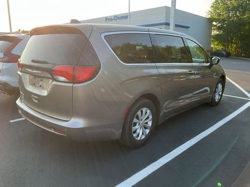 Used 2017 Chrysler Pacifica Touring w/ Tire & Wheel Group FWD image 6