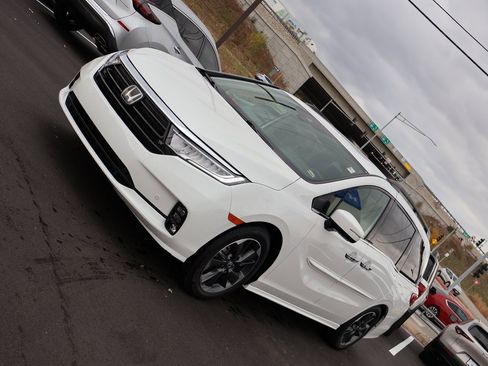 Certified 2023 Honda Odyssey Elite image 3