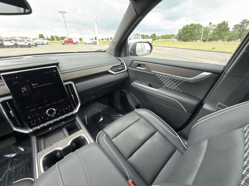 Used 2025 GMC Acadia Denali AWD/4WD image 38