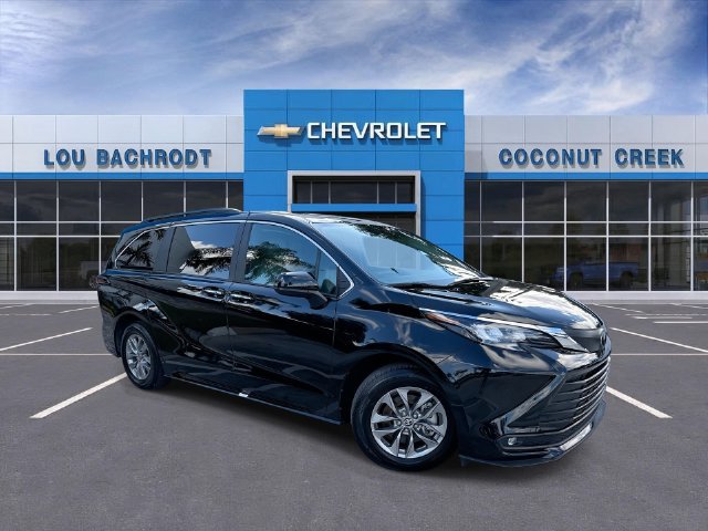 Used 2026 Toyota Sienna XLE FWD image 1