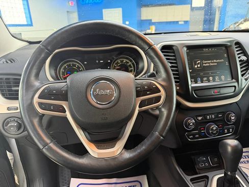 Used 2017 Jeep Cherokee Limited FWD image 23