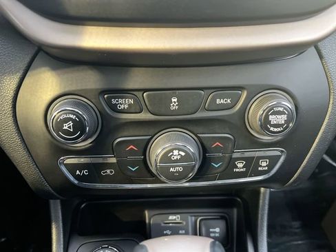 Used 2016 Jeep Cherokee Limited image 19