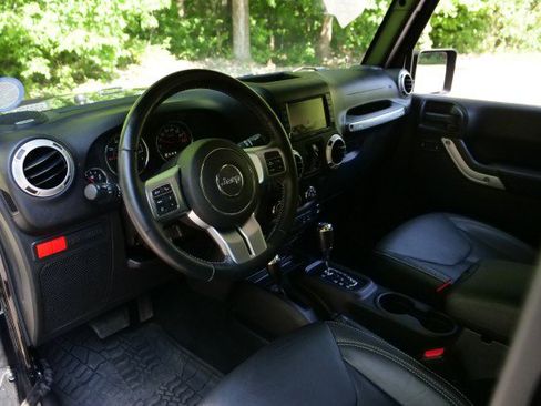 Used 2017 Jeep Wrangler Unlimited Rubicon AWD/4WD image 2