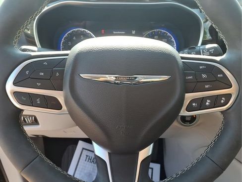 Used 2024 Chrysler Pacifica Limited FWD image 14