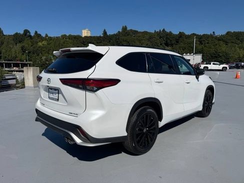Used 2023 Toyota Highlander XSE AWD/4WD image 3