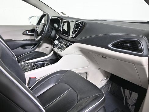 Used 2022 Chrysler Pacifica Limited image 15